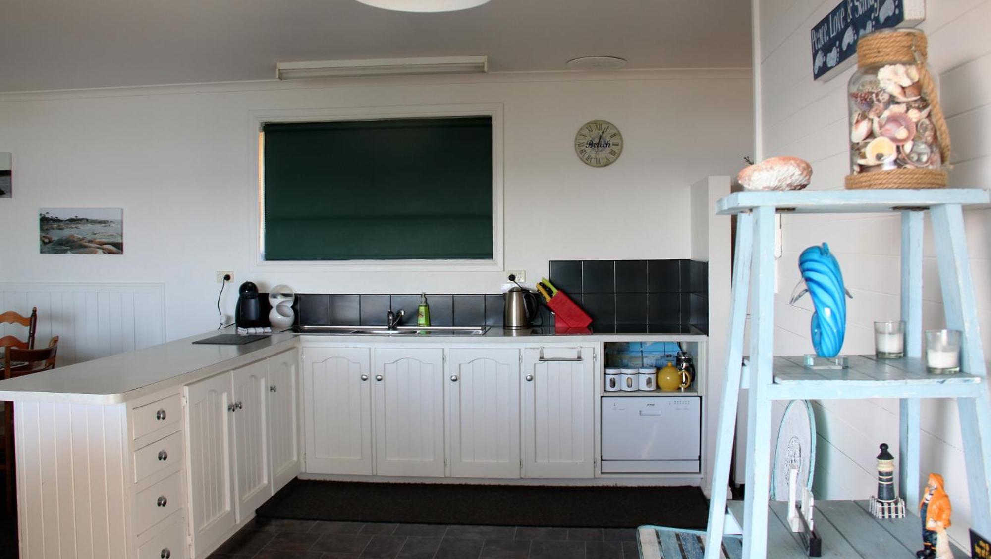Kingfisher Cottage Beachfront At The Binalong Bay Exterior photo
