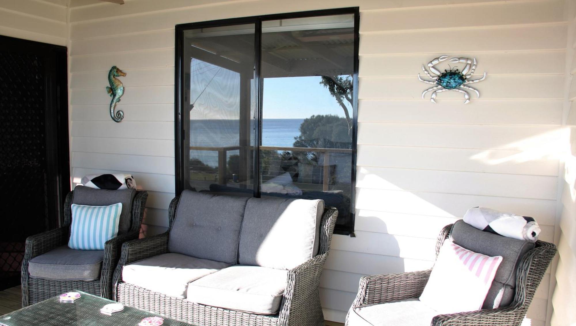 Kingfisher Cottage Beachfront At The Binalong Bay Exterior photo