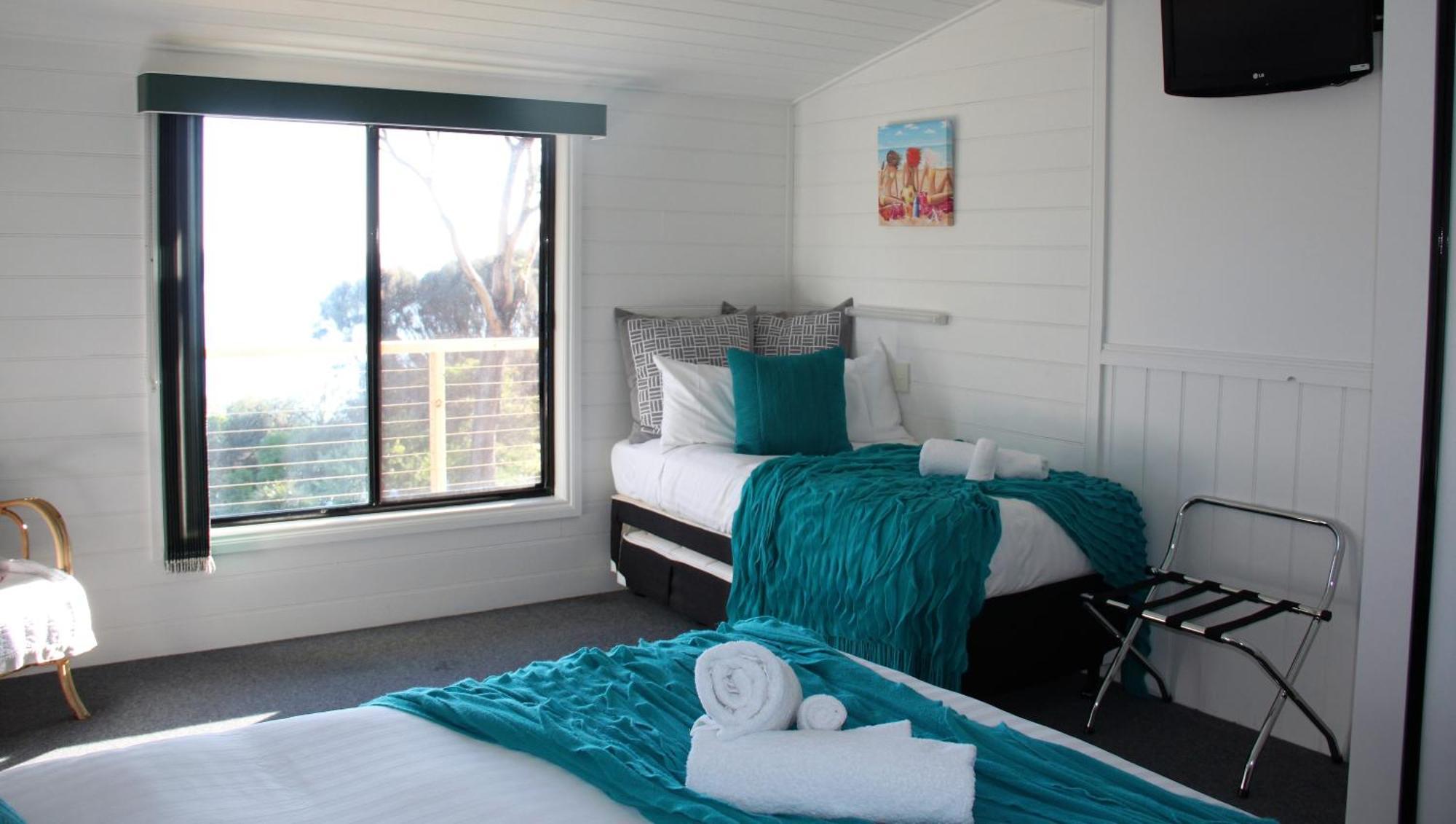 Kingfisher Cottage Beachfront At The Binalong Bay Exterior photo