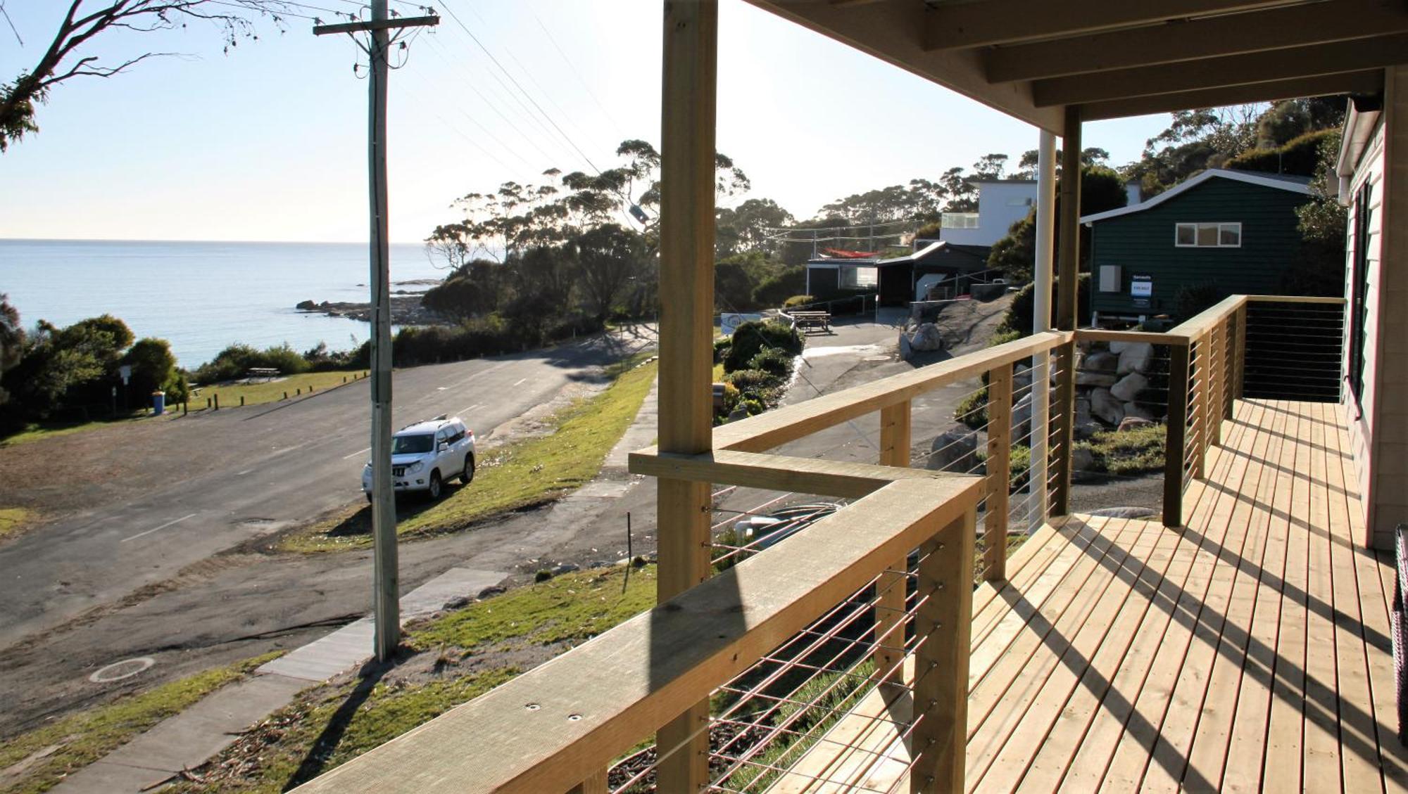 Kingfisher Cottage Beachfront At The Binalong Bay Exterior photo