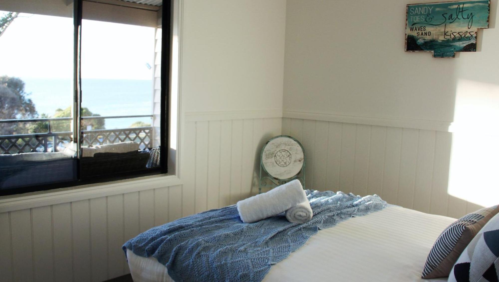 Kingfisher Cottage Beachfront At The Binalong Bay Exterior photo