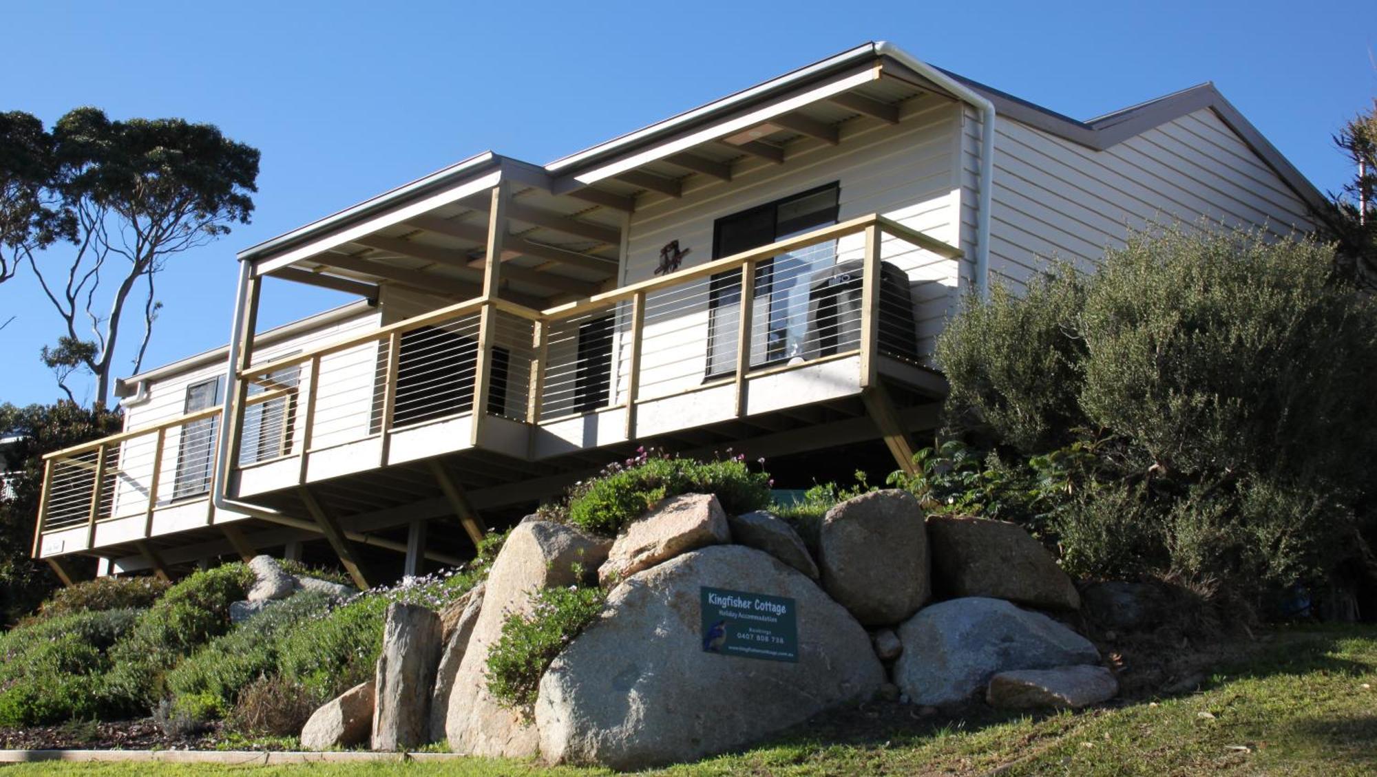 Kingfisher Cottage Beachfront At The Binalong Bay Exterior photo