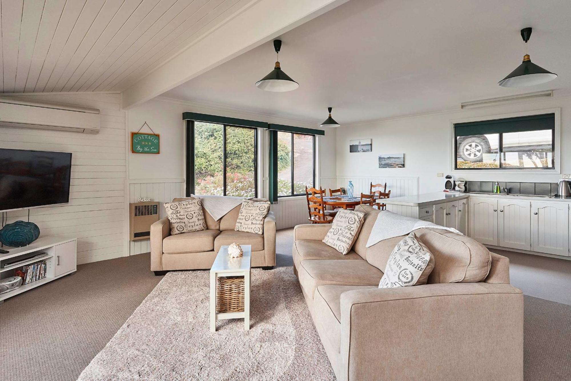 Kingfisher Cottage Beachfront At The Binalong Bay Exterior photo