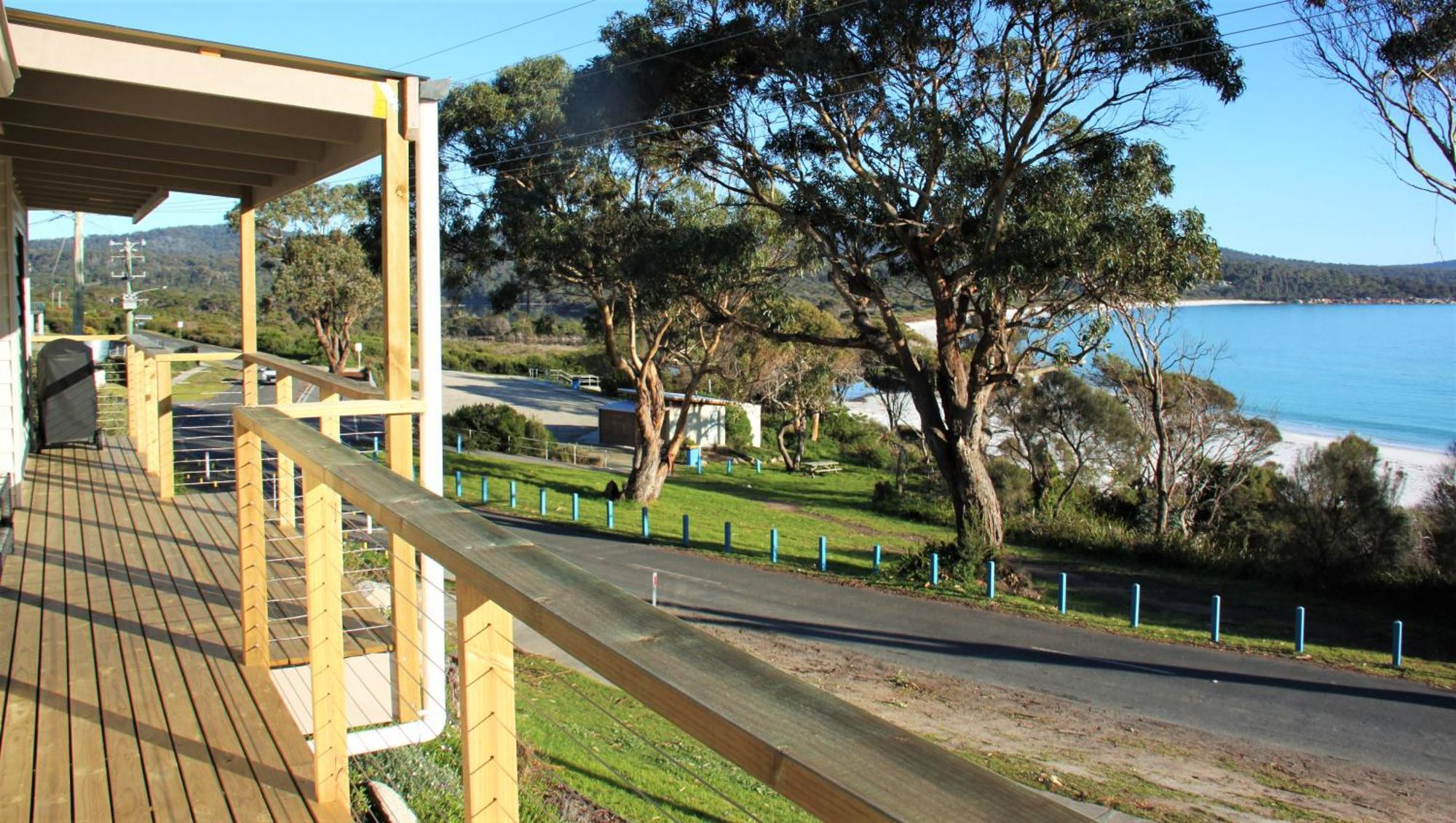Kingfisher Cottage Beachfront At The Binalong Bay Exterior photo