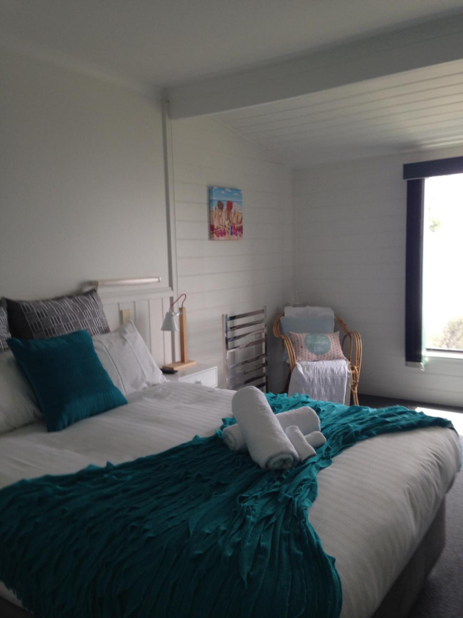 Kingfisher Cottage Beachfront At The Binalong Bay Exterior photo