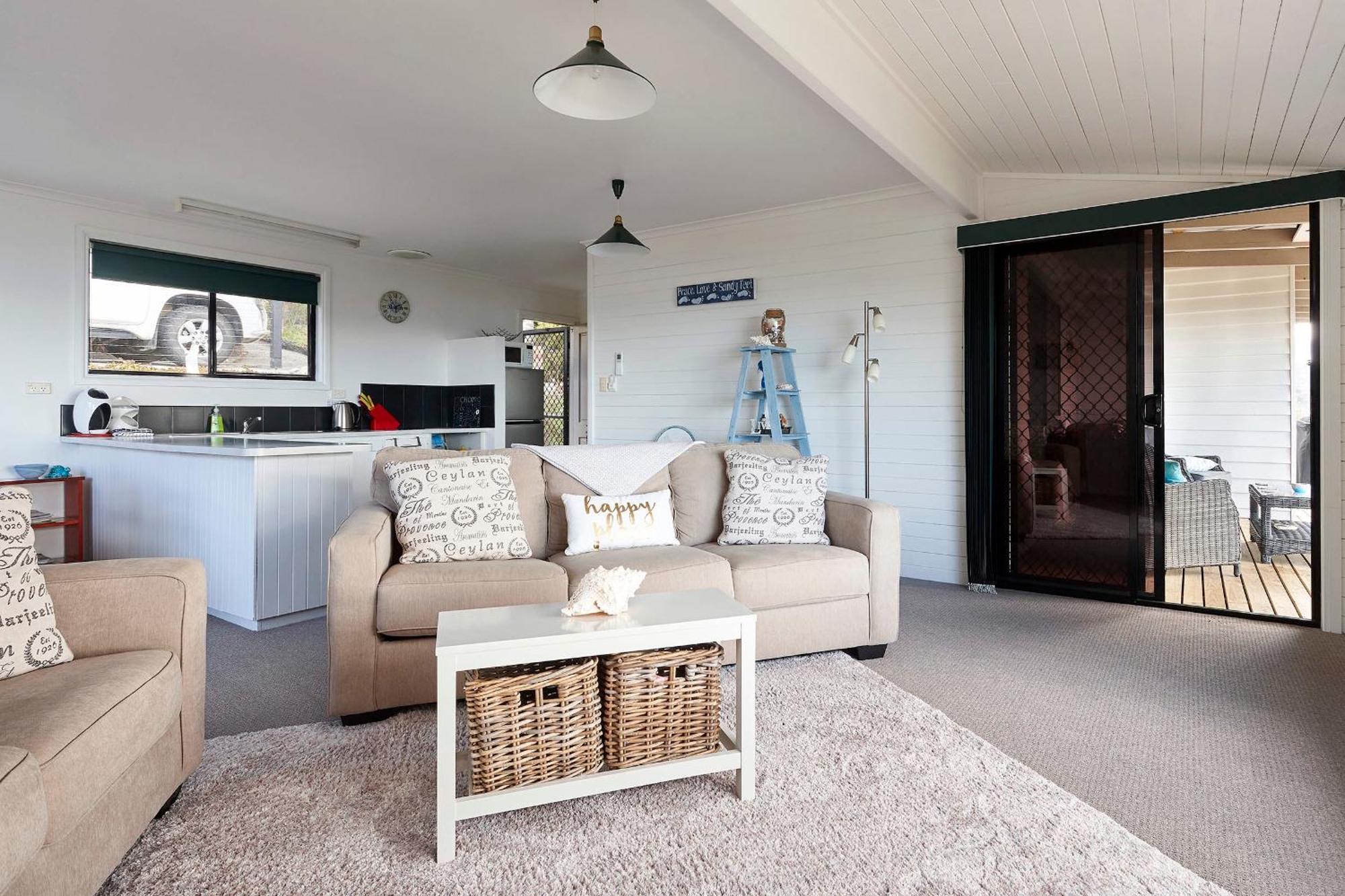 Kingfisher Cottage Beachfront At The Binalong Bay Exterior photo